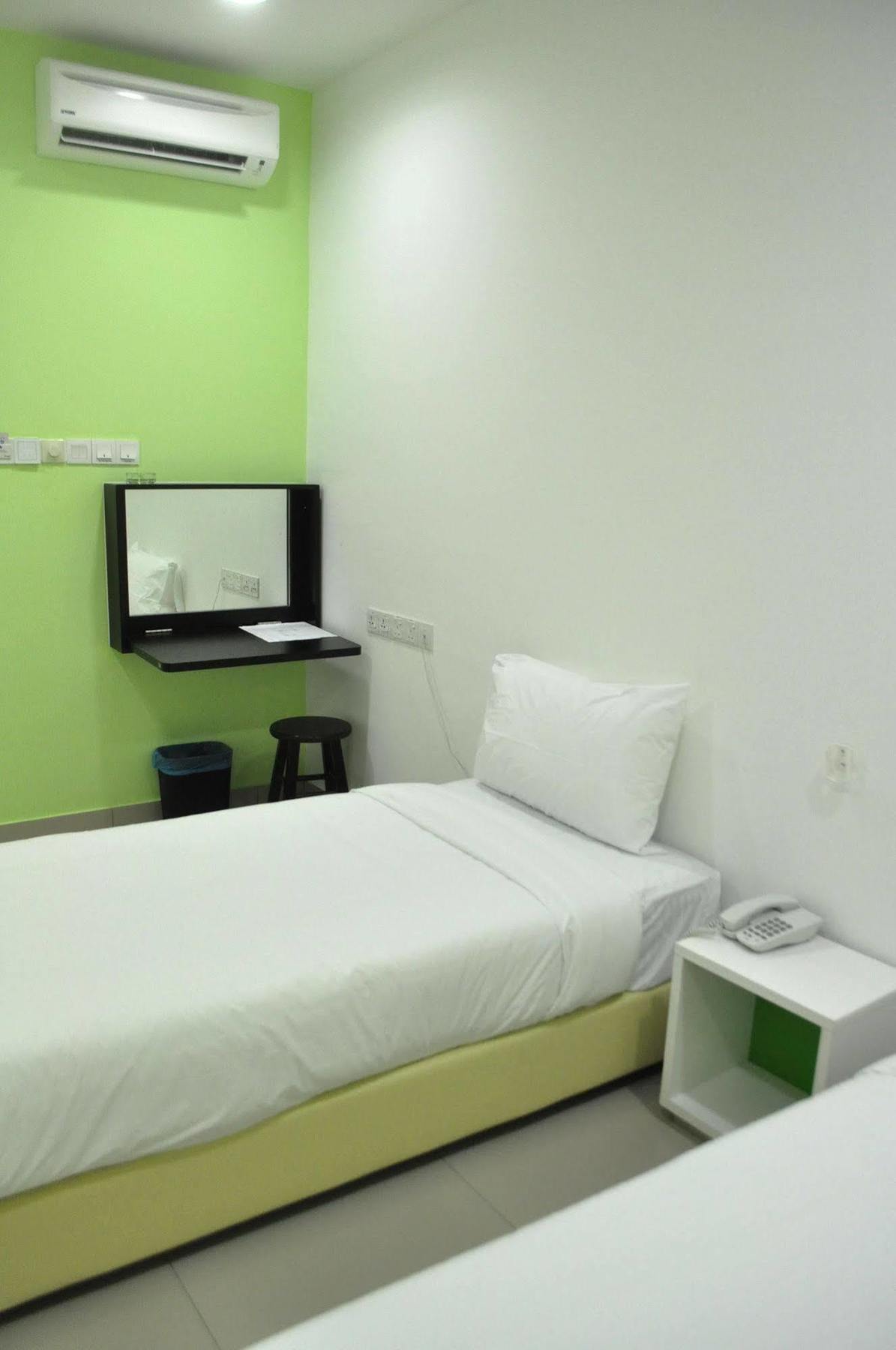 Yy48 Hotel 2 Mins Walk From Masjid Jamek Lrt Station Kuala Lumpur Exterior foto
